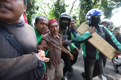 keluarga  mengantarkan jenazah Affan Kurniawan ke TPU Karet Bivak di Jakarta, Jumat (29/8/2025)