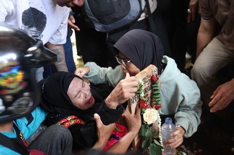 Keluarga mengantarkan jenazah Affan Kurniawan ke TPU Karet Bivak di Jakarta, Jumat (29/8/2025)