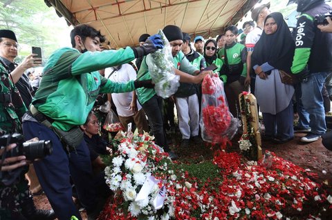 Pengemudi ojek online (ojol) mengantarkan jenazah Affan Kurniawan ke TPU Karet Bivak di Jakarta, Jumat (29/8/2025)
