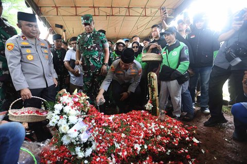 Kapolda Metro Jaya Irjen Asep Edi Suheri  saat  pemakaman pengemudi ojek online Affan Kurniawan di TPU Karet Bivak Jakarta, Jumat (29/8/2025)