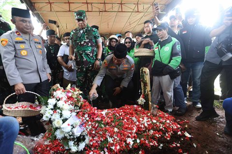 Kapolda Metro Jaya Irjen Asep Edi Suheri  saat  pemakaman pengemudi ojek online Affan Kurniawan di TPU Karet Bivak Jakarta, Jumat (29/8/2025)