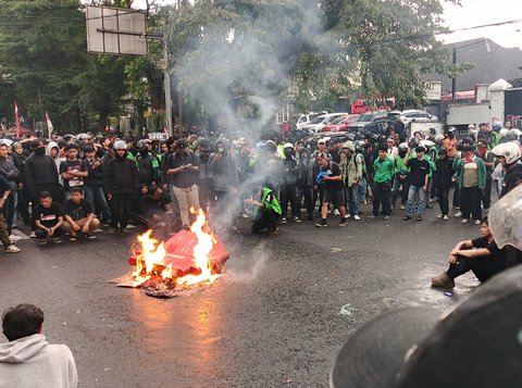 Demo Ojol dan Mahasiswa di DPRD Jabar