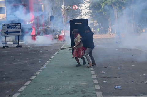Massa saat bentrok dengan  pasukan Brimob di Mako Brimob, Kwitang, jakarta, Jumat (29/08/2025).