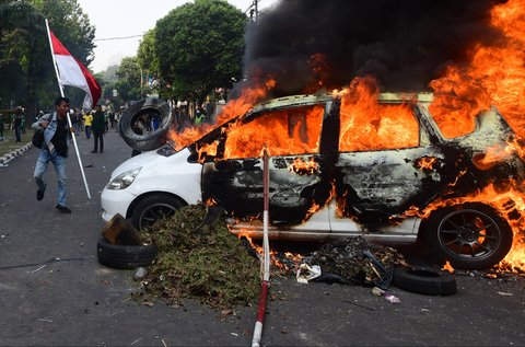 Sebuah mobil dibakar massa  di depan Mako Brimob, Kwitang, jakarta, Jumat (29/08/2025).
