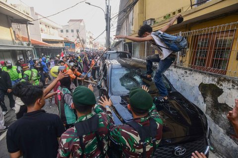 Massa merusak mobil di depan Mako Brimob, Kwitang, jakarta, Jumat (29/08/2025).