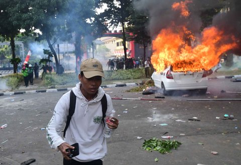 Massa menghindari gas air mata  di depan Mako Brimob, Kwitang, jakarta, Jumat (29/08/2025).