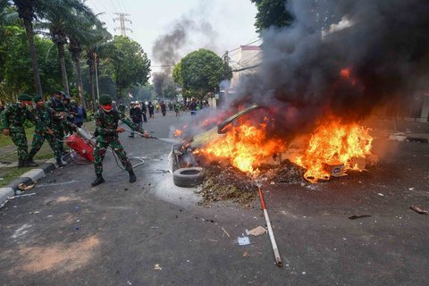 Anggota Kostrad memadamkam api yang membakar sebuah kendaraan  di Mako Brimob, Kwitang, jakarta, Jumat (29/08/2025).