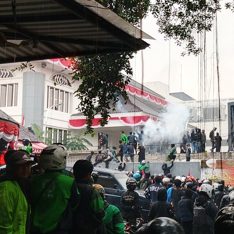 Batu dan Petasan Terbang di Tengah Hujan, Demo di DPRD Jabar Memanas