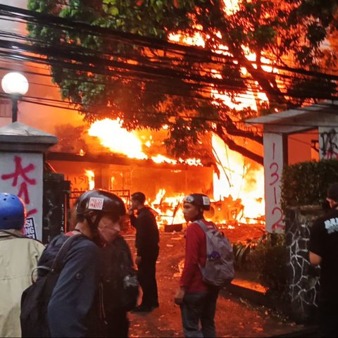 Rumah Aset MPR RI di Jalan Cilamaya terpanggang api di tengah demonstrasi yang digelar di depan Gedung DPRD Jabar, Jumat (29/8).