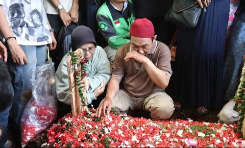 Affan Kurniawan merupakan pengemudi ojek online yang tewas dilindas jenis Barracuda milik Satuan Brigade Mobil (Brimob) Kepolisian Daerah Metro Jaya saat kericuhan di kawasan Pejompongan, Kam
