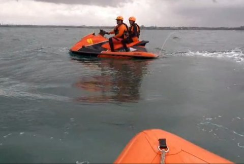 warga jember terseret arus