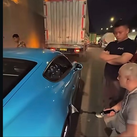 Sopir Truk Panik Serempet Porche Cayman Sampai 'Sobek'