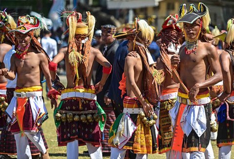 Para pria Manggarai berkumpul sebelum mengikuti Caci yaitu ritual adu cambuk  di Stadion Galing Surabaya, Minggu (03/08/2025).