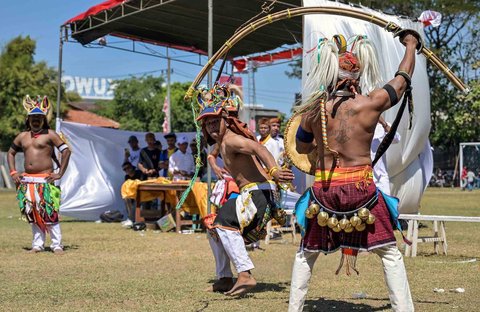 Para pria Manggarai saat mengikuti Caci yaitu ritual adu cambuk  di Stadion Galing Surabaya, Minggu (03/08/2025).