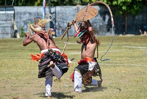 Para pria Manggarai saat mengikuti Caci yaitu ritual adu cambuk  di Stadion Galing Surabaya, Minggu (03/08/2025).