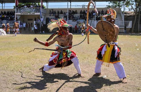 Para pria Manggarai saat mengikuti Caci yaitu ritual adu cambuk  di Stadion Galing Surabaya, Minggu (03/08/2025).