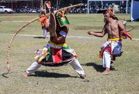 Para pria Manggarai saat mengikuti Caci yaitu ritual adu cambuk  di Stadion Galing Surabaya, Minggu (03/08/2025).