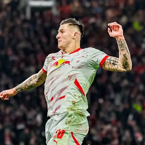 Penyerang Leipzig asal Slovenia #30, Benjamin Sesko, merayakan golnya yang membawa timnya menang 1-0 melalui tendangan penalti dalam pertandingan perempat final Piala Jerman (DFB Pokal) an