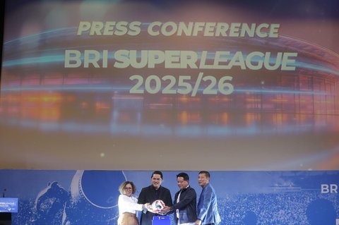 Direktur SCM, Harsiwi Achmad, Ketua Umum PSSI, Erick Thohir, Direktur Utama BRI, Hery Gunardi dan Direktur Utama I League, Ferry Paulus saat peluncuran BRI Super League 2025--2026 di  SCTV Tower, Jakarta, Minggu (03/08/2025).