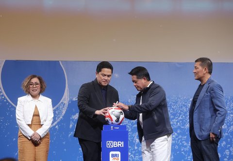 Direktur SCM, Harsiwi Achmad, Ketua Umum PSSI, Erick Thohir, Direktur Utama BRI, Hery Gunardi dan Direktur Utama I League, Ferry Paulus saat peluncuran BRI Super League 2025--2026 di  SCTV Tower, Jakarta, Minggu (03/08/2025).