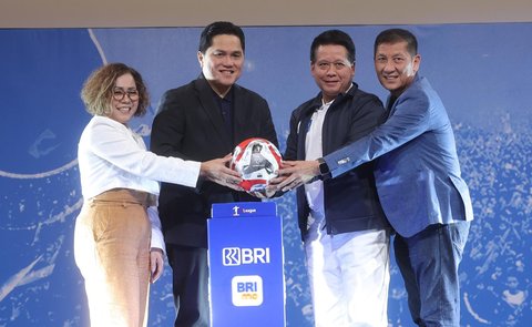 Direktur SCM, Harsiwi Achmad, Ketua Umum PSSI, Erick Thohir, Direktur Utama BRI, Hery Gunardi dan Direktur Utama I League, Ferry Paulus saat peluncuran BRI Super League 2025--2026 di  SCTV Tower, Jakarta, Minggu (03/08/2025).