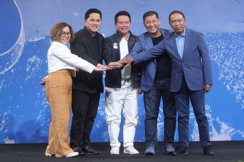 Direktur SCM, Harsiwi Achmad, Ketua Umum PSSI, Erick Thohir, Direktur Utama BRI, Hery Gunardi Direktur Utama I League, Ferry Paulus dan Wakil Ketua PSSI Zainudin Amali saat peluncuran BRI Super League 2025--2026 di  SCTV Tower, Jakarta, Minggu (03/08/2025).