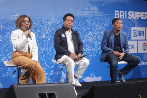 Direktur SCM, Harsiwi Achmad, Direktur Utama BRI, Hery Gunardi dan Direktur Utama I League, Ferry Paulus saat konferensi pers peluncuran BRI Super League 2025--2026 di  SCTV Tower, Jakarta, Minggu (03/08/2025).