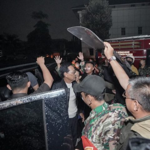 Momen Sultan HB X Membelah Lautan Massa Blokade Jalan saat Demo di Depan Polda DIY