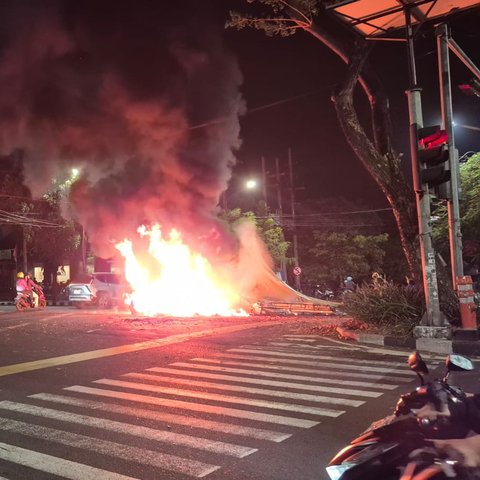 Demo Berujung Ricuh di Surabaya Meluas, Pospol Dibakar hingga Mapolsek Dirusak