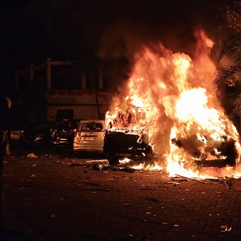 Demo Solidaritas untuk Affan Kurniawan Ricuh, Mobil di Kantor DPRD Makassar dan Sulsel Dibakar
