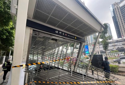 Hhalte yang rusak  di Jalan Sudirman, Jakarta,  Sabtu (30/8/2025).