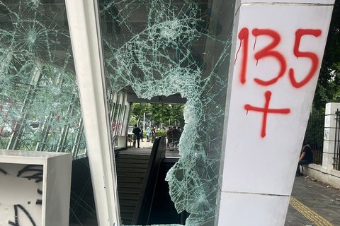 Halte di Jalan Jenderal Sudirman yang rusak  usai kericuhan pada Jumat (29/8/2025) malam. Fasilitas umum yang hancur menjadi pemandangan bagi para pengendara dan pejalan kaki yang melintas pada Sabtu (30/8/2025).