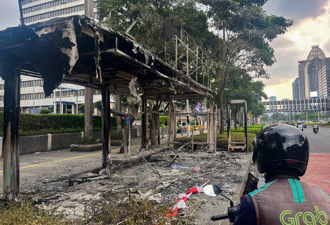 Halte yang hangus terbakar di Jalan Sudirman, Jakarta,  Sabtu (30/8/2025).
