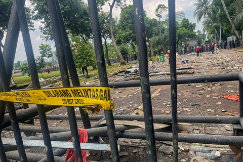 Pagar gedung DPR yang rusak  di Jakarta,  Sabtu (30/8/2025).