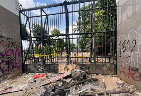 Pagar gedung DPR yang rusak  di Jakarta,  Sabtu (30/8/2025).