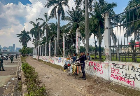 Pagar gedung DPR yang rusak  di Jakarta,  Sabtu (30/8/2025).