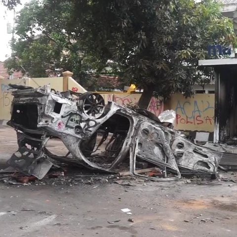 Massa Mengamuk, 2 Mobil di Polda DIY Jadi Sasaran Pembakaran