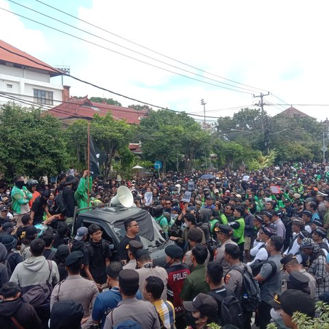 Massa aksi masih terus bertahan melakukan demonstrasi di depan Gedung Mapolda Bali, yang berlokasi di Jalan Wr. Supratman, Denpasar, Bali, pada Sabtu (30/9).