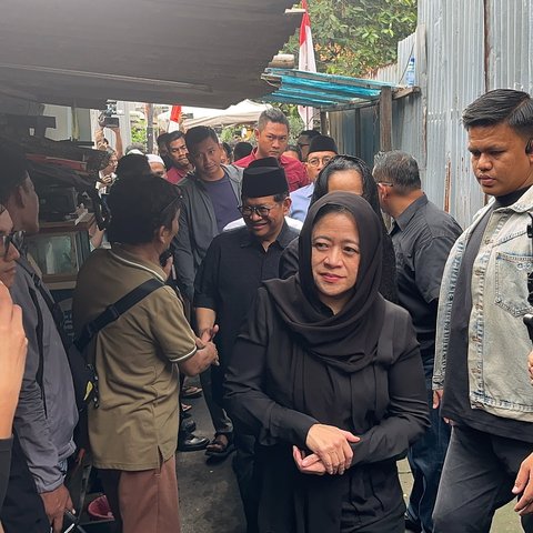 Puan Melayat Affan, Ojol Korban Rantis Brimob, dengan Busana Serba Hitam