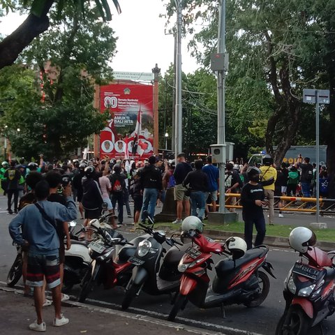 Ricuh di Denpasar, Massa Lempari Kantor DPRD Bali dengan Batu