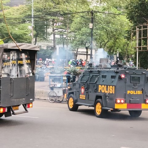 Antisipasi Rusuh, Massa di Depan Gedung Sate Dibubarkan dengan Gas Air Mata