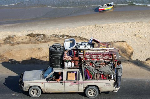 Kendaraan pengungsi di jalan pesisir Kamp Nuseirat, Jalur Gaza tengah, Sabtu (30/08/2025).
