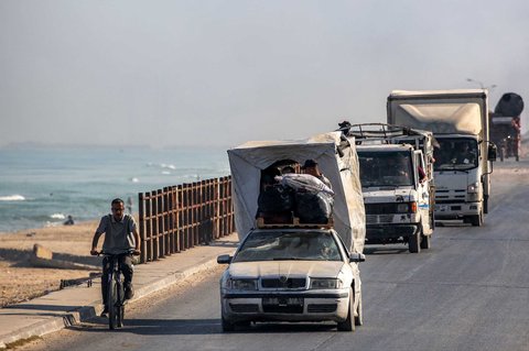 Kendaraan pengungsi di jalan pesisir Kamp Nuseirat, Jalur Gaza tengah, Sabtu (30/08/2025).