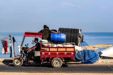 Kendaraan pengungsi di jalan pesisir Kamp Nuseirat, Jalur Gaza tengah, Sabtu (30/08/2025).