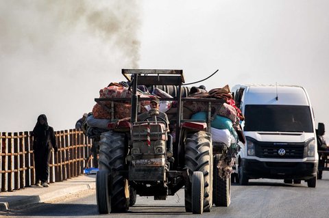 Kendaraan pengungsi di jalan pesisir Kamp Nuseirat, Jalur Gaza tengah, Sabtu (30/08/2025).