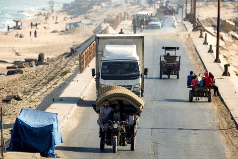 Kendaraan pengungsi di jalan pesisir Kamp Nuseirat, Jalur Gaza tengah, Sabtu (30/08/2025).