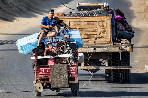 Kendaraan pengungsi di jalan pesisir Kamp Nuseirat, Jalur Gaza tengah, Sabtu (30/08/2025).