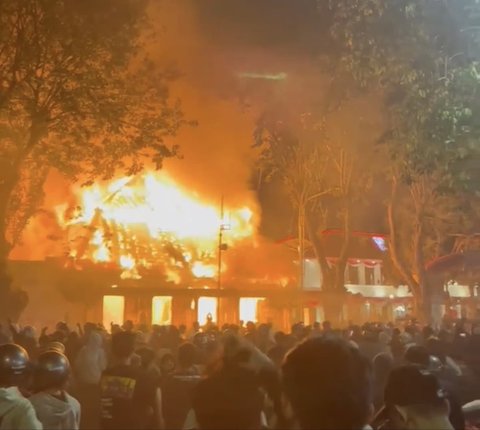 Gedung Grahadi dan DPRD Kota Kediri Dibakar Massa
