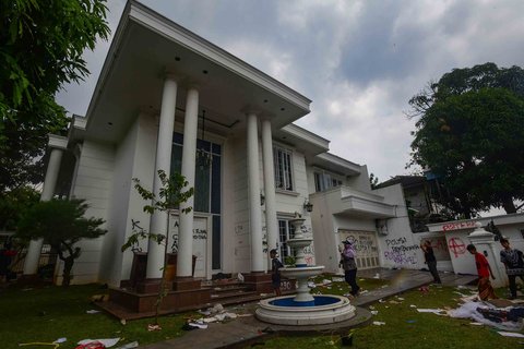 Sejumlah warga menyaksikan  rumah Anggota DPR Surya Utama atau Uya Kuya yang berantakan  setelah dirusak massa tak dikenal di Pondok Bambu, Jakarta Timur, Minggu (31/8/2025).