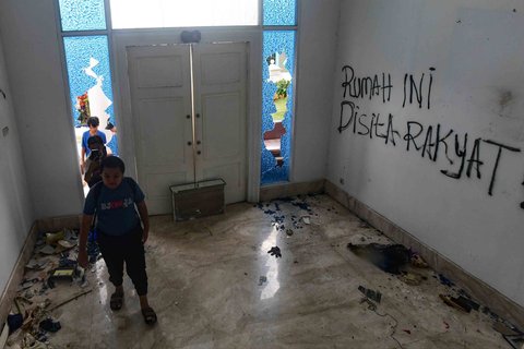 Sejumlah warga menyaksikan  rumah Anggota DPR Surya Utama atau Uya Kuya yang berantakan  setelah dirusak massa tak dikenal di Pondok Bambu, Jakarta Timur, Minggu (31/8/2025).